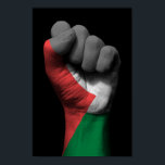 Verhoogde 'Clenched Fist' met Palestijnse vlag Poster<br><div class="desc">Dit krachtige ontwerp van kunstenaar Jeff Bartels kenmerkt de vlag van Palestina die op een geknepen vuist is geschilderd. De hand wordt opgestoken, wat het uiterlijk geeft van kracht, macht, solidariteit en veerkracht. De eerste is prachtig gedetailleerd en zit voor een achtergrond die kan worden aangepast aan elke kleur die...</div>