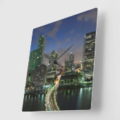 Verhoogde skyline van de stad vierkante klok (Hoek)