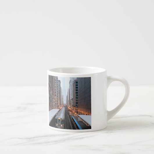 Verhoogde spoorweg in het centrum van Chicago over Espresso Kop (Rechts)