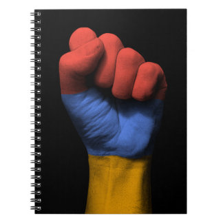 Verhoogde uitgelijnde vuist met Armeense vlag Notitieboek