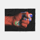 Verhoogde uitgelijnde vuist met de vlag van Bermud Fleece Deken (Voorkant (Horizontaal))