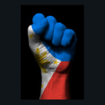 Verhoogde uitgelijnde vuist met Filippijnse vlag Poster<br><div class="desc">Dit krachtige ontwerp van kunstenaar Jeff Bartels kenmerkt de vlag van de Filipijnen die op een geklokte vuist geschilderd is. De hand wordt opgestoken, wat het uiterlijk geeft van kracht, macht, solidariteit en veerkracht. De eerste is prachtig gedetailleerd en zit voor een achtergrond die kan worden aangepast aan elke kleur...</div>