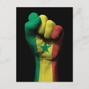 Verhoogde uitgelijnde vuist met Senegal vlag Briefkaart