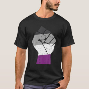 Verhoogde vuistbijl- en Ace Pride-vlaggenondersteu T-shirt