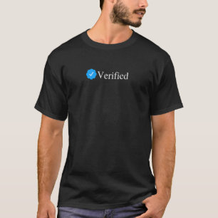 Verificatiebadge met blauwe vinkje op sociale medi t-shirt