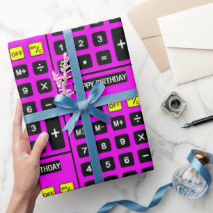 Verjaarcalculator op roze cadeaupapier