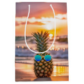 Verjaardag Ananas met zonnebril op het strand Medium Cadeauzakje (Voorkant)