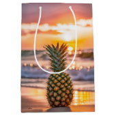 Verjaardag Ananas op Sunset Beach Medium Cadeauzakje (Voorkant)