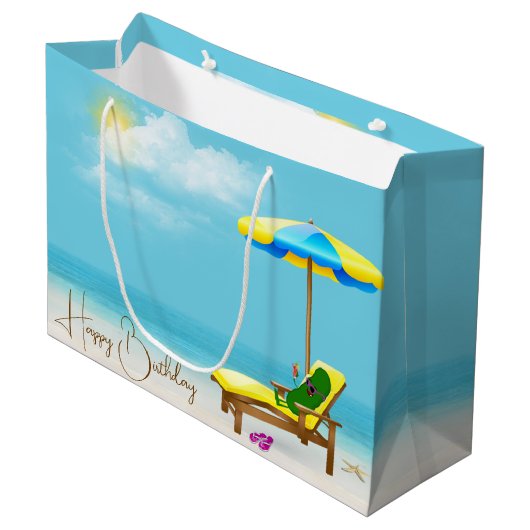 Verjaardag augurk in een stoel met cocktail groot cadeauzakje (Voorkant Gekanteld)