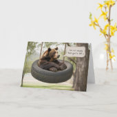 Verjaardag Beer zittend in een band schommel Kaart (Gele Bloem)