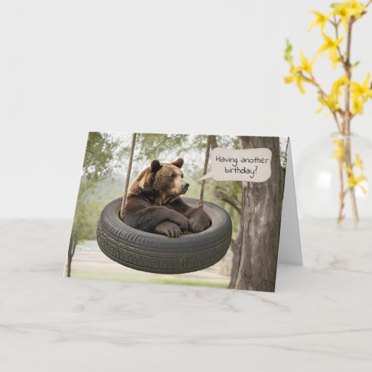 Verjaardag Beer zittend in een band schommel Kaart (Gele Bloem)