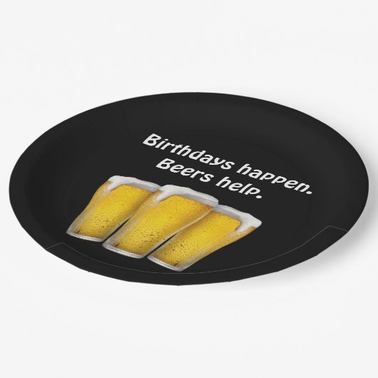 Verjaardag bieren op zwart papieren bordje (Gekanteld)