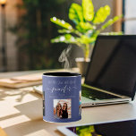 Verjaardag blauwe foto beste vrienden namen mok<br><div class="desc">Een cadeau van vrienden voor de 21ste verjaardag van een vrouw, die haar leven viert met 3 van je foto's van haar, haar vrienden, familie, interesse of huisdieren. Geef haar naam, 21 jaar en uw namen een persoonlijk tintje en voeg ze toe. Een donkerblauwe kleur achtergrond. Haar naam is geschreven...</div>