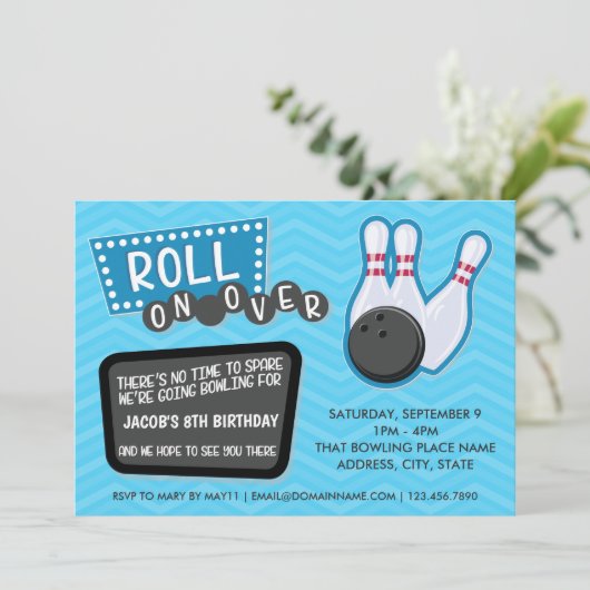 Verjaardag Bowling Party Roll op Uitnodiging (Staand voorkant)