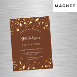 Verjaardag bruin goud sterren luxe magnetische uitnodiging<br><div class="desc">Een bruine achtergrond versierd met gouden sterren. Personaliseer en voeg een naam en feestdetails toe. De naam is geschreven met een handgemerkt stylescript,  witte gekleurde letters.</div>