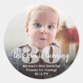 VERJAARDAG "Deze jongen" Moderne foto-overlay Ronde Sticker (Voorkant)