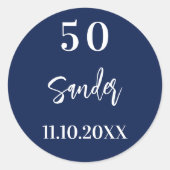 Verjaardag donkerblauw wit script minimalist ronde sticker (Voorkant)