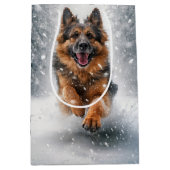 Verjaardag Duitse herder loopt in de sneeuw Medium Cadeauzakje (Voorkant)