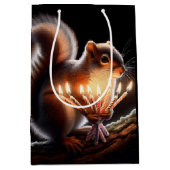 Verjaardag eekhoorn met gloeiende kaarsen medium cadeauzakje (Voorkant)