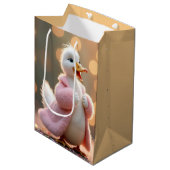 Verjaardag eend in een roze bontjas medium cadeauzakje (Voorkant Gekanteld)