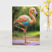 Verjaardag flamingo in een yoga pose kaart (Gele Bloem)