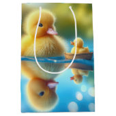 Verjaardag geel eendje in een roeiboot medium cadeauzakje (Voorkant)