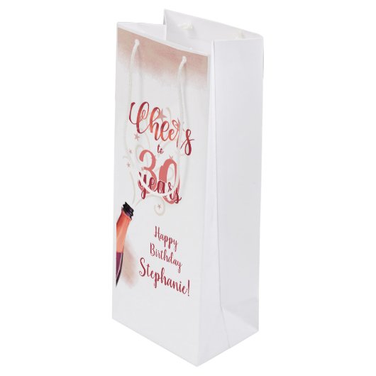 Verjaardag GEJUICH OM JAREN Roos Gold Script Wijn Cadeautas (Voorkant Gekanteld)