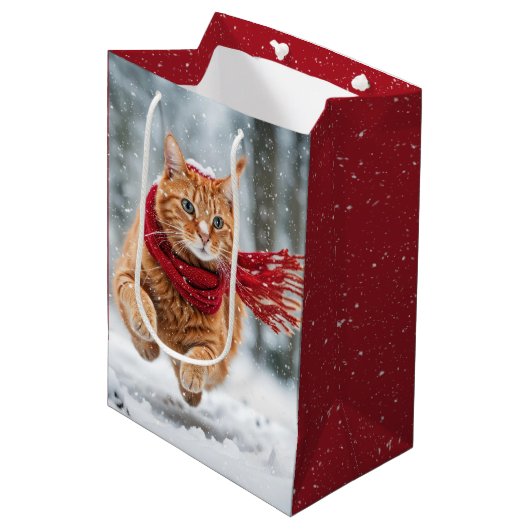 Verjaardag Ginger Kat In Sneeuwvlokken Medium Cadeauzakje (Voorkant Gekanteld)