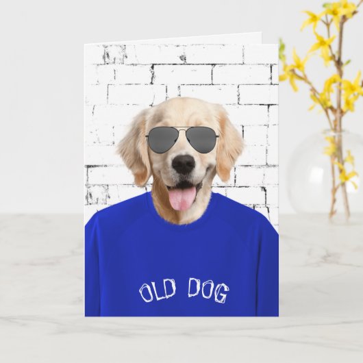 Verjaardag Golden Retriever in blauw T-shirt Kaart (Gele Bloem)