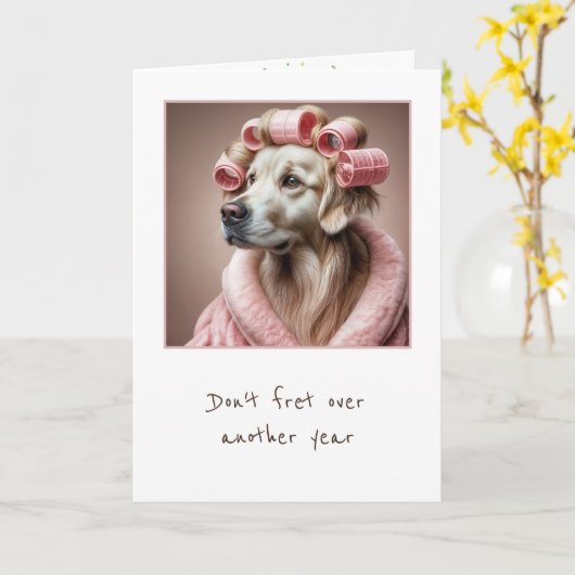 Verjaardag Golden Retriever in roze haarkrulspelde Kaart (Gele Bloem)