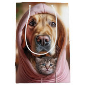 Verjaardag Golden Retriever met Tabby Kitten Medium Cadeauzakje (Voorkant)