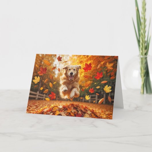 Verjaardag Golden Retriever springen in bladeren Kaart (Voorkant)