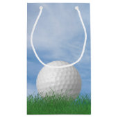 Verjaardag golfbal in gras met hemel achtergrond klein cadeauzakje (Achterkant)