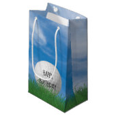 Verjaardag golfbal in gras met hemel achtergrond klein cadeauzakje (Voorkant Gekanteld)