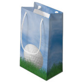 Verjaardag golfbal in gras met hemel achtergrond klein cadeauzakje (Achterkant Gekanteld)