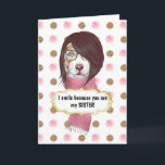 Verjaardag Grappige zus bruin collie hond roos gou Kaart<br><div class="desc">Een grappige afbeelding van een waterverf border collie honden gezicht dragen van een bruin haar bob kapsel en trendy tinten plus paarse sjaal omlijst door een moderne faux gold en roos patroon ingesteld op wit. Een faux gouden en witte scallop banner zegt, ik glimlach omdat je mijn zus bent en...</div>
