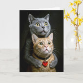 Verjaardag grijze kat met gemberkat in knuffelhoud kaart (Gele Bloem)