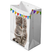Verjaardag Grijze Kitten Op Wit Medium Cadeauzakje (Voorkant Gekanteld)