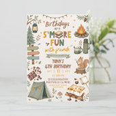 Verjaardag jongetje dat marshmallows roostert met  kaart (Staand voorkant)