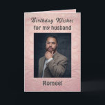 Verjaardag Kaart voor een man Classy Modern<br><div class="desc">Dit wenskaart is een elegante begroeting voor de verjaardag van uw man en heeft een paarse achtergrond met een zwarte afbeelding van een roos. De voorkant heeft "Happy birthday to my man" geschreven in elegante print met zijn naam eronder in mooi cursief schrift. De tekst is donkergrijs. Er zit een...</div>