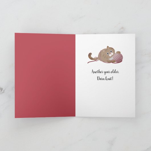 Verjaardag kat breien in oude stoel kaart (Binnen)