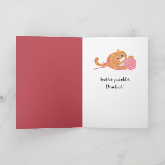 Verjaardag kat breien in oude stoel kaart (Binnen)