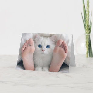 Verjaardag Kat en Menselijke Voeten Onder een Dekb Kaart