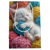 Verjaardag Kat in Yarn Balls Medium Cadeauzakje (Voorkant)
