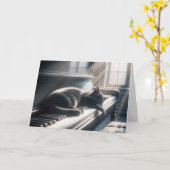 Verjaardag kat slapen op een piano toetsen kaart (Gele Bloem)