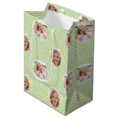 Verjaardag Kinderen Aangepaste Foto Groene Hartjes Medium Cadeauzakje (Voorkant Gekanteld)