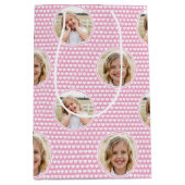 Verjaardag Kinderen Aangepaste Foto Roze Harten Medium Cadeauzakje (Voorkant)