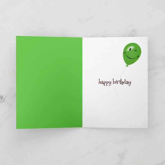 Verjaardag komt in een stoel kaart (Binnen)