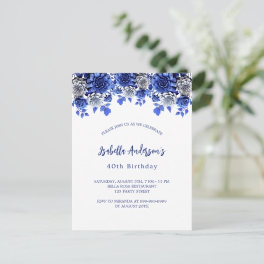 Verjaardag koninklijke blauwe witte bloemen uitnodiging briefkaart (Staand voorkant)