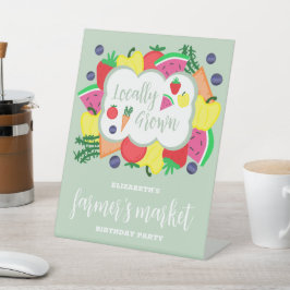 Verjaardag lokale boerenmarkt reclamebord met voetstuk